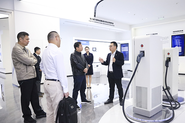 亿万28官网股份副董事长、总裁刘作斌向福船集团副总经理李振均一行介绍公司充电产品.jpg